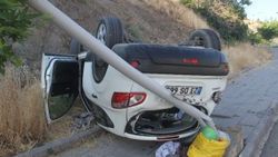 Elazığ'da direğe çarpan otomobil ters döndü