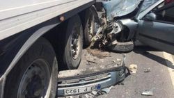 Şanlıurfa'da tır otomobile çarptı