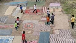 Boş araziye halı seren çocukların futbol aşkı