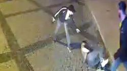 Sokak ortasında silahla vurup darbettiler