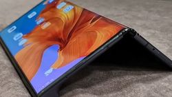 Huawei, Mate X’in piyasaya sürülmesini bilerek geciktiriyor