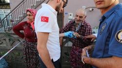 Yanan evde mahsur kalan adamın yardımına komşuları yetişti