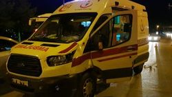 Ambulansın çarptığı motosikletlinin bacakları kırıldı
