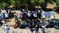 Bodrum Belediye Başkanı eldiven takıp çöp topladı