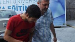 Üniversiteli kızları takip edip cinsel organını gösterdi