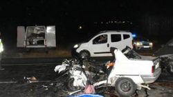 İzmir'de iki otomobil çarpıştı, aynı aileden 3 kişi öldü
