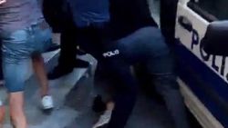Mahallelinin yakaladığı tacizciyi polis linçten kurtardı