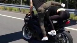 Seyir halindeki motosiklette şov yapan maganda