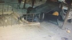 Araç kaldırıma düştü, yayalar son anda kurtuldu