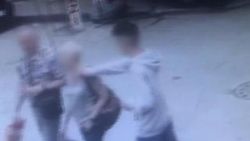 Fatih'te kadın turiste kapkaç güvenlik kamerasında