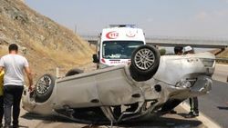 Tekeri patlayan otomobilde can pazarı yaşandı