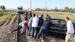 Raylarda takılı kalan otomobil paniğe neden oldu