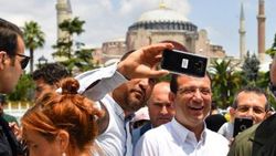 Ekrem İmamoğlu cuma namazını Sultanahmet Camii'nde kıldı