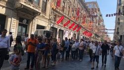 Galatasaray İlkokulu için binlerce öğrenci kuyruğa girdi