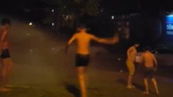 Sıcaktan bunalan çocuklara sulu serinlik