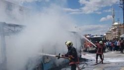 Ankara'da halk otobüsü seyir halindeyken yandı