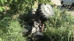 Bursa'da otomobil traktöre çarptı: 3 yaralı