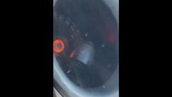 Uçaktaki yolcu, yanan motoru görüntüledi