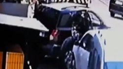 Cipiyle geri vites yapan kadın sürücü kaza yaptı