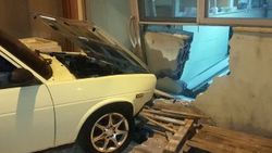 Antalya'da ustasının aracını çalan çıraklar dükkana girdi