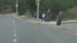 Yokuş aşağı yuvarlanan tekerlekten kaçamayan çocuk
