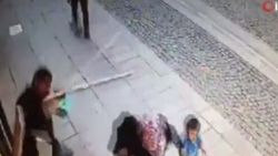 Konya'da duvar mermeri kafalarına düşüyordu