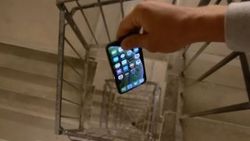 iPhone XS, 30 katlı binanın merdiven boşluğuna bırakıldı