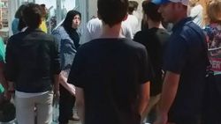 Kediyi kurtarmak için duvarı kırınca otel sahibi kızdı