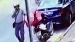 Kuryenin gitmesini bekleyip yemekleri çaldı