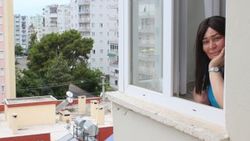 Güneşe çıkamayan kadın su ile temas kurdu