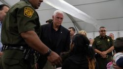 Pence'in göçmen merkezi ziyareti