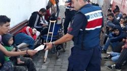 Kaçak göçmenleri kamyonette bırakıp kaçtı