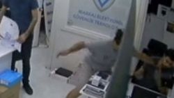 Tripodu vermeyince arkadaşının iş yerini bastı