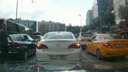 İstanbul'da motosikletin çarptığı kadın yere savruldu