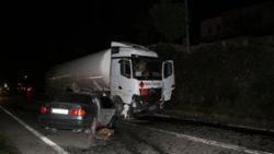 Otomobil mazot yüklü tankere çarptı: 1 ölü, 3 yaralı