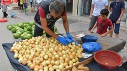 Polis pazar tezgahında uyuşturucu aradı