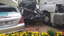 Ankara'da şoförün üstünden geçen tır 5 araca çarptı
