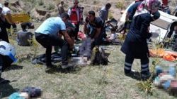 Van'da kaçak göçmenleri taşıyan minibüs takla attı: 17 ölü