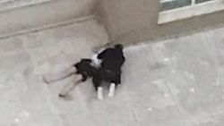 Sevgilisinin başında ağlayan genç tahliye oldu