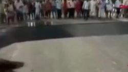 Köprünün yıkılmasına aldırış etmeyen meraklı kalabalık