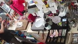 Marketinde düşürülen paranın sahibini bulmak için uğraştı