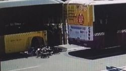 2 otobüsün arasında dalan motosikletli kaza yaptı