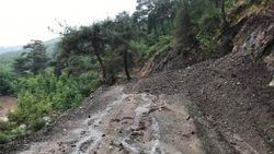 Balıkesir'de heyelan yolları kapattı