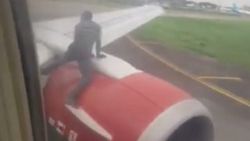 Nijerya'da uçağa kaçak binmeye çalışan yolcu
