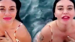 Ebru Polat denize elbiseyle girdi