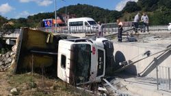 Freni patlayan kamyon Arnavutköy'de şarampole yuvarlandı