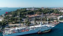 Dünyanın en büyük yelkenli yolcu gemisi İstabul'a geldi