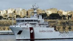 İtalya'da göçmen kurtaran sahil güvenlik gemisine yasak