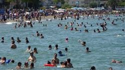 Sıcaktan bunalan Bursalılar sahilleri doldurdu