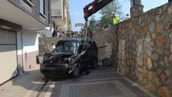 Bursa'da kaza yapan araç sitenin bahçesine uçtu: 5 yaralı